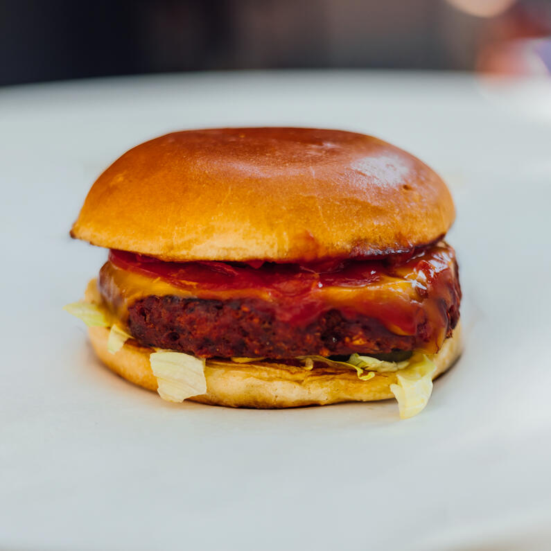 Veggie und vegan Burger Veggie und veganer Burger mit pflanzlichem Patty, Salat, Sauce und weichem Bun bei der Probierbude in Hannover-Südstadt.